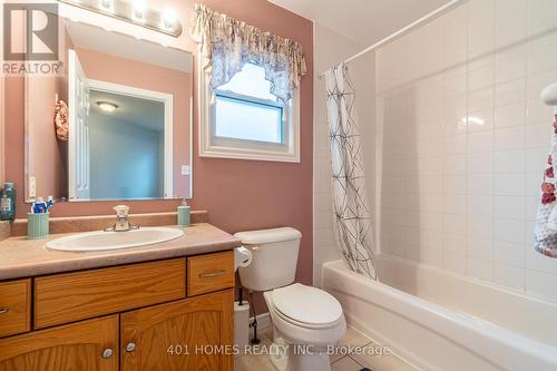 551 Ontario Street N, Woodstock, ON - Indoor Photo Showing Bathroom