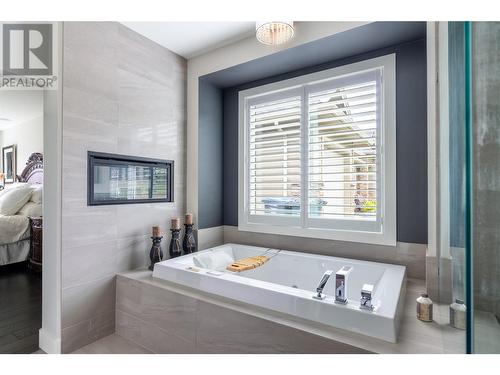 682 Peridot Court, Kelowna, BC - Indoor Photo Showing Bathroom