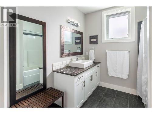 682 Peridot Court, Kelowna, BC - Indoor Photo Showing Bathroom