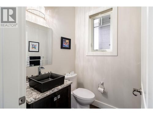 682 Peridot Court, Kelowna, BC - Indoor Photo Showing Bathroom