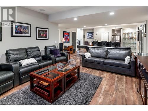 682 Peridot Court, Kelowna, BC - Indoor Photo Showing Living Room