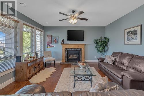 1003 Skeena Drive, Kelowna, BC - Indoor Photo Showing Living Room With Fireplace