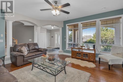 1003 Skeena Drive, Kelowna, BC - Indoor Photo Showing Living Room