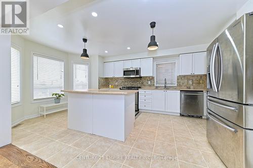 25 Owlridge Drive, Brampton, ON - Indoor Photo Showing Kitchen With Upgraded Kitchen