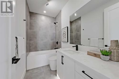 2418 32 Street Sw, Calgary, AB - Indoor Photo Showing Bathroom