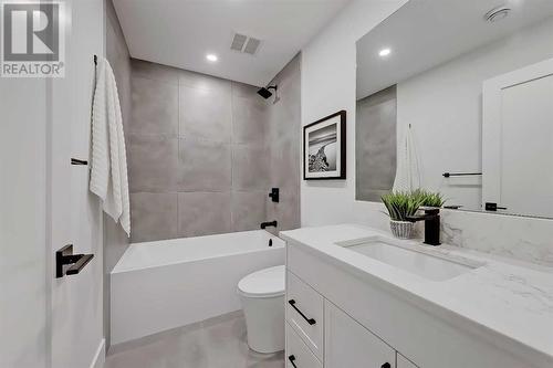 2418 32 Street Sw, Calgary, AB - Indoor Photo Showing Bathroom