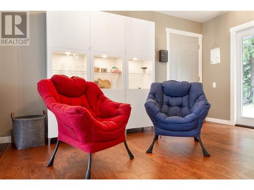 343 Pearkes Drive, Revelstoke, BC - Indoor Photo Showing Living Room