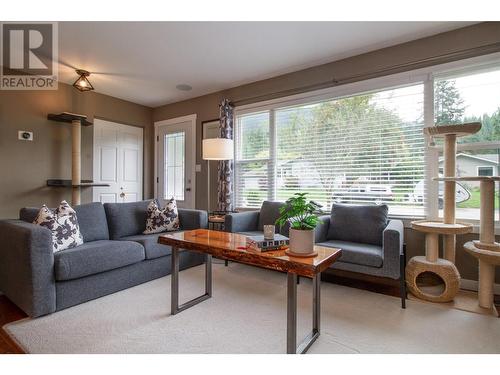 343 Pearkes Drive, Revelstoke, BC - Indoor Photo Showing Living Room