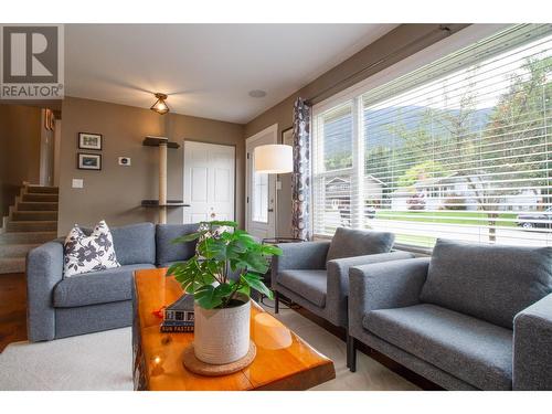 343 Pearkes Drive, Revelstoke, BC - Indoor Photo Showing Living Room