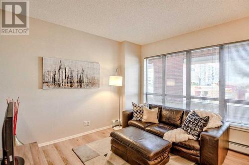 309, 1053 10 Street Sw, Calgary, AB - Indoor Photo Showing Living Room