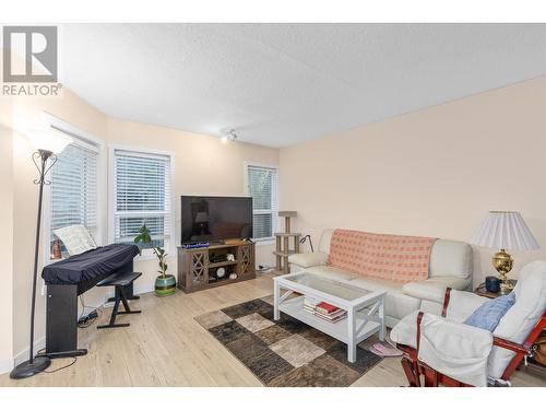 2125 Burtch Road Unit# 410, Kelowna, BC - Indoor Photo Showing Living Room