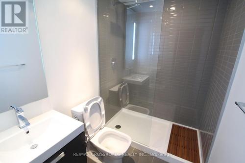 720 - 629 King Street W, Toronto, ON - Indoor Photo Showing Bathroom