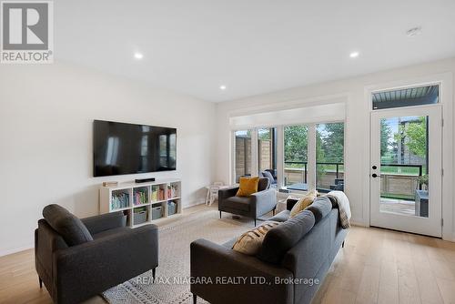 6 - 8974 Willoughby Drive, Niagara Falls, ON - Indoor Photo Showing Living Room