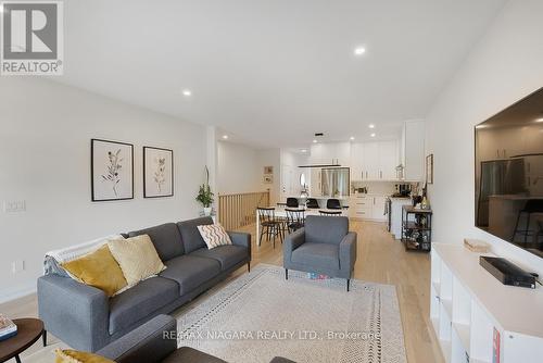 6 - 8974 Willoughby Drive, Niagara Falls, ON - Indoor Photo Showing Living Room