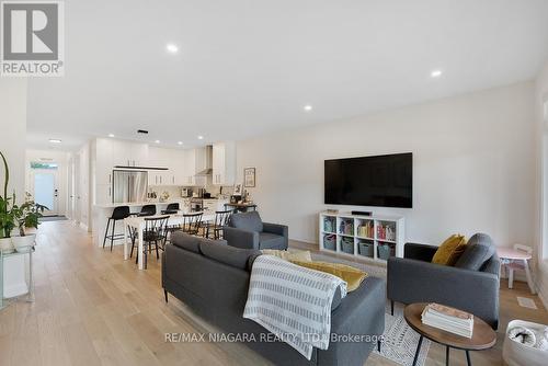 6 - 8974 Willoughby Drive, Niagara Falls, ON - Indoor Photo Showing Living Room