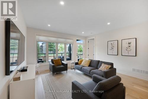 6 - 8974 Willoughby Drive, Niagara Falls, ON - Indoor Photo Showing Living Room