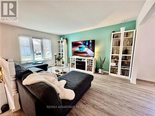 58 Sunrise Crescent, London, ON - Indoor Photo Showing Living Room