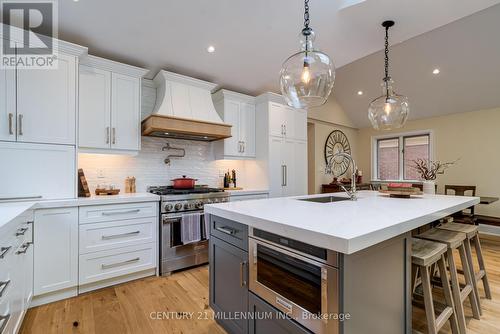 22 Frederick Street, Brampton, ON - Indoor Photo Showing Kitchen With Upgraded Kitchen