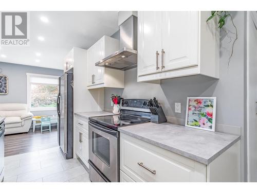 681 30Th Street Ne, Salmon Arm, BC - Indoor Photo Showing Kitchen