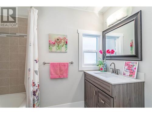 681 30Th Street Ne, Salmon Arm, BC - Indoor Photo Showing Bathroom