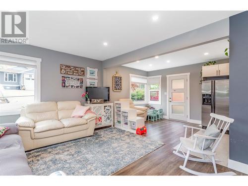 681 30Th Street Ne, Salmon Arm, BC - Indoor Photo Showing Living Room