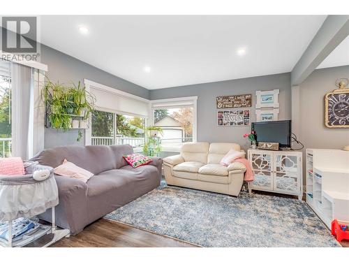 681 30Th Street Ne, Salmon Arm, BC - Indoor Photo Showing Living Room