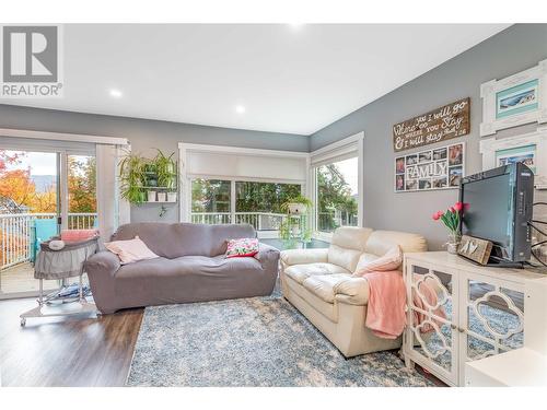 681 30Th Street Ne, Salmon Arm, BC - Indoor Photo Showing Living Room