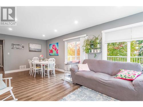 681 30Th Street Ne, Salmon Arm, BC - Indoor Photo Showing Living Room