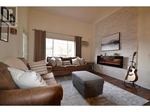 2120 Shannon Ridge Drive Unit# 304, West Kelowna, BC - Indoor Photo Showing Living Room