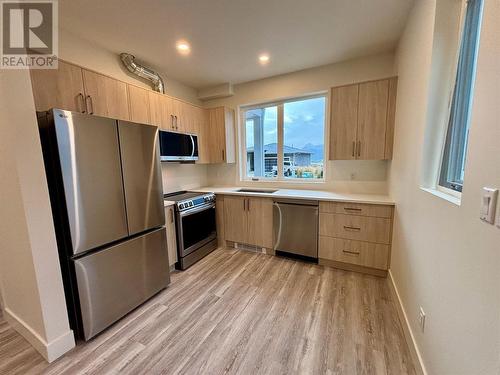 1768 Gallon Avenue, Lumby, BC - Indoor Photo Showing Kitchen