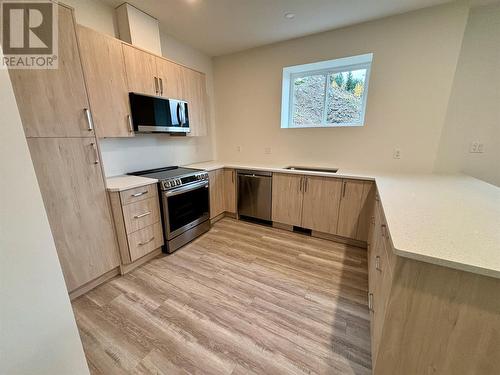 1768 Gallon Avenue, Lumby, BC - Indoor Photo Showing Kitchen