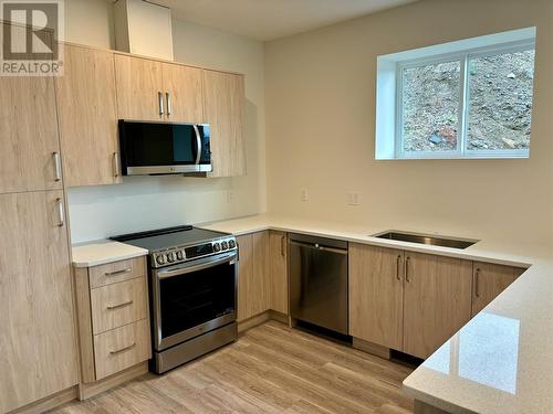 1768 Gallon Avenue, Lumby, BC - Indoor Photo Showing Kitchen