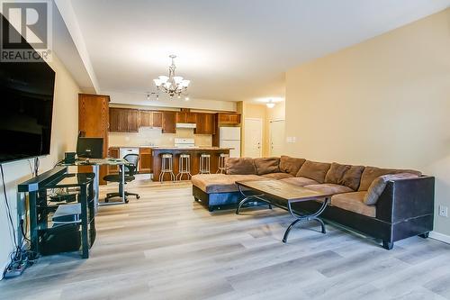 1905 Pandosy Street Unit# 108, Kelowna, BC - Indoor Photo Showing Living Room