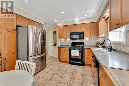 30 Meadowpoint Drive, Hamilton, ON - Indoor Photo Showing Kitchen With Double Sink