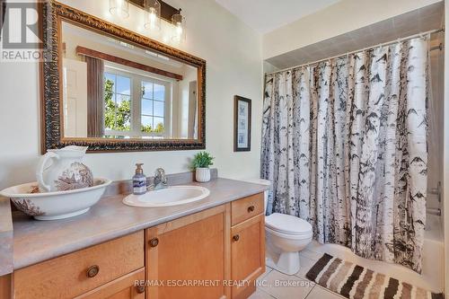 30 Meadowpoint Drive, Hamilton, ON - Indoor Photo Showing Bathroom