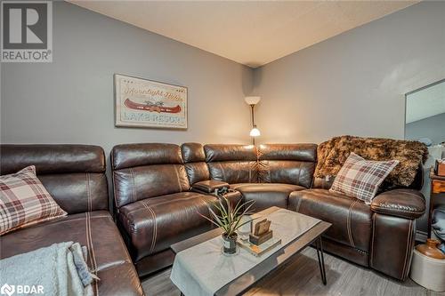 5 Melinda Crescent, Barrie, ON - Indoor Photo Showing Living Room