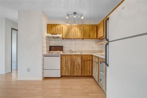 311-130 Skaha Place, Penticton, BC - Indoor Photo Showing Kitchen