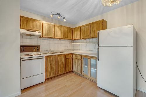 311-130 Skaha Place, Penticton, BC - Indoor Photo Showing Kitchen With Double Sink