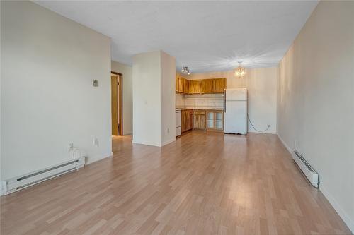 311-130 Skaha Place, Penticton, BC - Indoor Photo Showing Kitchen