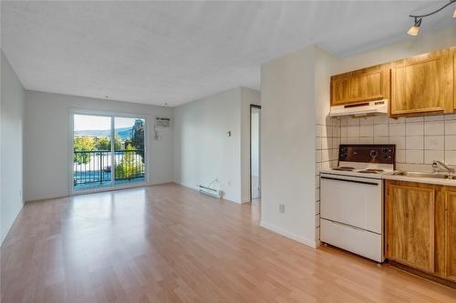 311-130 Skaha Place, Penticton, BC - Indoor Photo Showing Kitchen