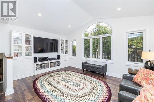 4035 Roger Stevens Drive, Ottawa, ON - Indoor Photo Showing Living Room