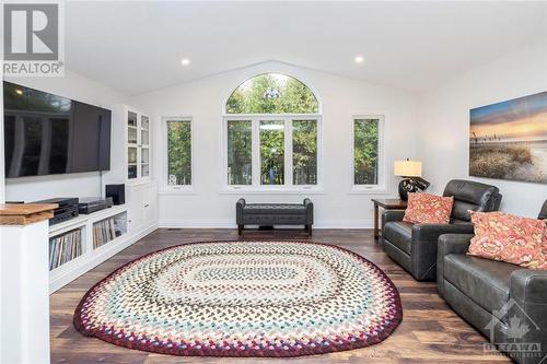 4035 Roger Stevens Drive, Ottawa, ON - Indoor Photo Showing Living Room