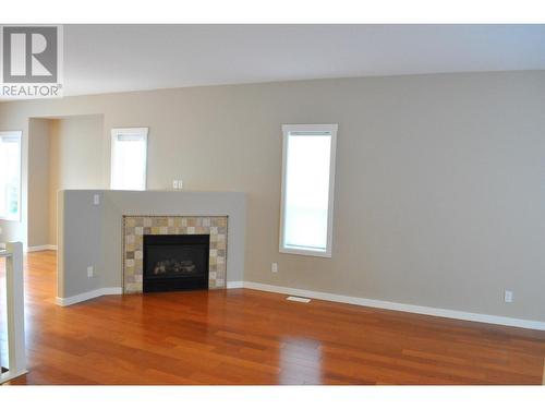 2536 Abbeyglen Way, Kamloops, BC - Indoor Photo Showing Living Room With Fireplace