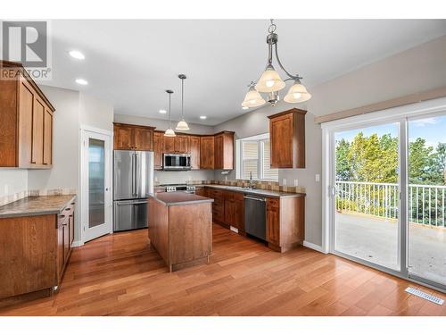 2536 Abbeyglen Way, Kamloops, BC - Indoor Photo Showing Kitchen