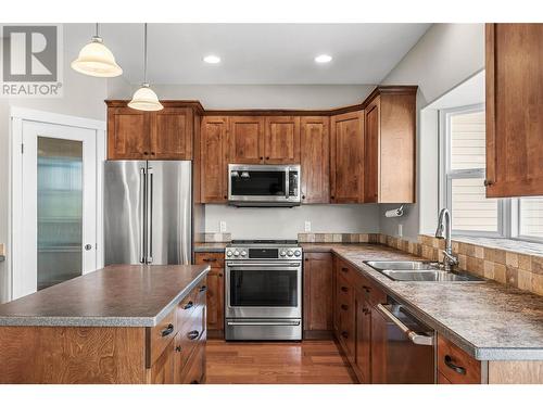 2536 Abbeyglen Way, Kamloops, BC - Indoor Photo Showing Kitchen With Double Sink