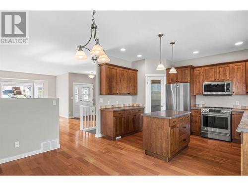 2536 Abbeyglen Way, Kamloops, BC - Indoor Photo Showing Kitchen