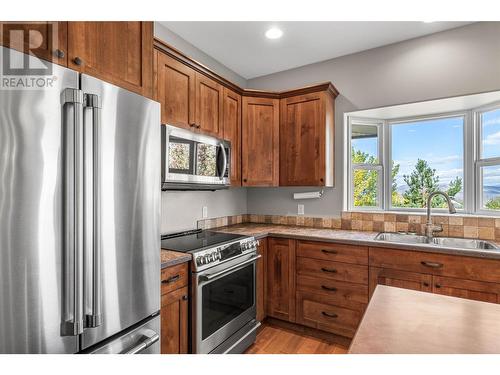 2536 Abbeyglen Way, Kamloops, BC - Indoor Photo Showing Kitchen With Double Sink