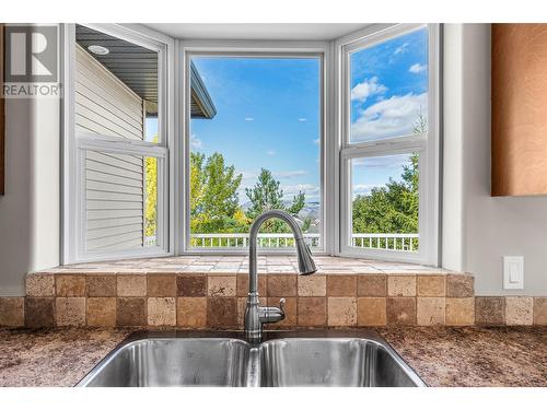 2536 Abbeyglen Way, Kamloops, BC - Indoor Photo Showing Kitchen With Double Sink