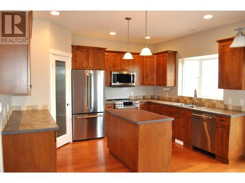 2536 Abbeyglen Way, Kamloops, BC - Indoor Photo Showing Kitchen With Double Sink