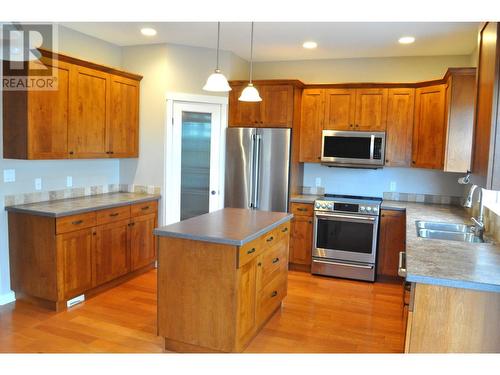 2536 Abbeyglen Way, Kamloops, BC - Indoor Photo Showing Kitchen With Double Sink